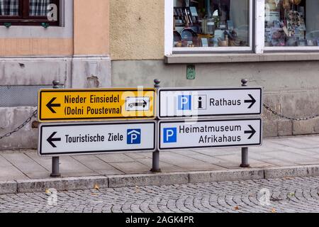 Parcheggio e indicazioni per il centro di Sebnitz Foto Stock