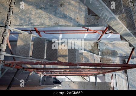 Montaggio del ponteggio in un moderno edificio in costruzione in Svizzera. Foto Stock