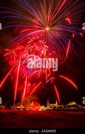 Coloratissimi fuochi d'artificio illuminare la parte vecchia della città, visto dai prati lungo il fiume Elba Foto Stock