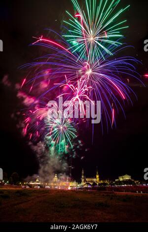 Coloratissimi fuochi d'artificio illuminare la parte vecchia della città, visto dai prati lungo il fiume Elba Foto Stock