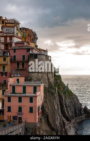 Manarola nelle Cinque Terre, Italia. Splendido Mare e villaggio di pescatori, una popolare destinazione turistica internazionale per vacanze in spiaggia Foto Stock