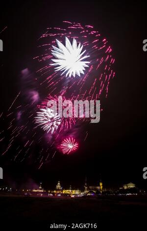 Coloratissimi fuochi d'artificio illuminare la parte vecchia della città, visto dai prati lungo il fiume Elba Foto Stock