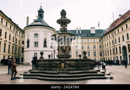 Praga, Repubblica Ceca - Ott 26, 2018. Antica fontana nel Castello di Praga complesso nella Repubblica Ceca. Foto Stock