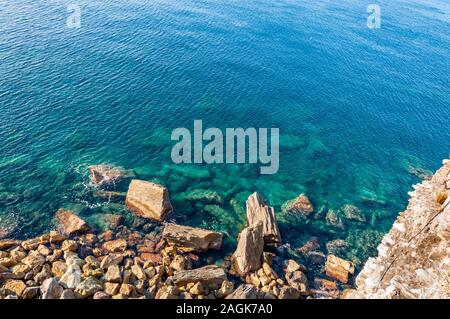 Il modo di amare in Cinque Terre, tra Riomaggiore e Manarola, Italia. Vista del mare dalla splendida piedifra tour di due villaggi Foto Stock