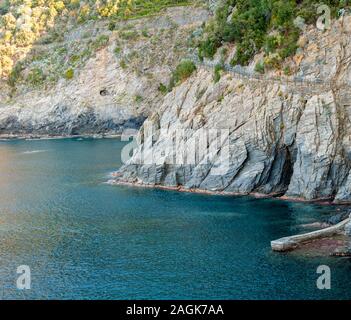 Lo splendido mare delle Cinque Terre a Manarola, Italia. Uno splendido mare e villaggio di pescatori, una popolare destinazione turistica per vacanze al mare Foto Stock