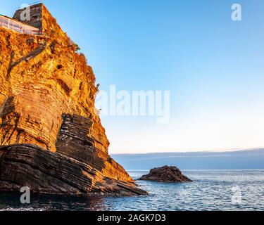 Lo splendido mare delle Cinque Terre a Vernazza, Italia. Uno splendido mare e villaggio di pescatori, una popolare destinazione turistica per vacanze al mare Foto Stock