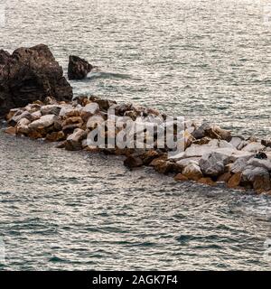 Lo splendido mare delle Cinque Terre a Manarola, Italia. Uno splendido mare e villaggio di pescatori, una popolare destinazione turistica per vacanze al mare Foto Stock