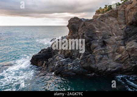 Lo splendido mare delle Cinque Terre a Manarola, Italia. Uno splendido mare e villaggio di pescatori, una popolare destinazione turistica per vacanze al mare Foto Stock