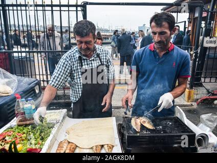 Istanbul, Turchia - 29 set 2018. Gli uomini locali vendono pesce alla griglia con pane ad Istanbul in Turchia. Istanbul è uno dei la maggior parte delle destinazioni in Turchia. Foto Stock