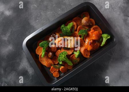 Fette di patate dolci d'arancia cotte in casa, peperone giallo dolce e broccoli sano concetto di cibo colorato Foto Stock