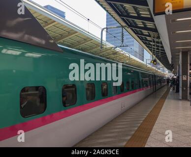 Nagoya, Giappone - Apr 13, 2019. Una il treno superveloce Shinkansen fermarsi alla stazione di Nagoya, Giappone. I treni sono un modo molto comodo per i visitatori a viaggiare Foto Stock