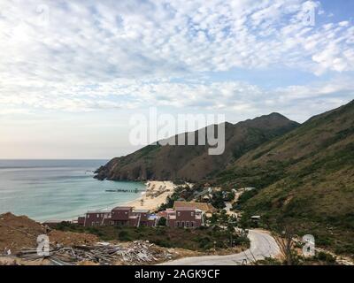 Seascape di Ky Co Beach, Quy Nhon, Vietnam. Negli ultimi anni vi è stato un significativo spostamento verso i settori dei servizi e del turismo in Quy Nhon. Foto Stock