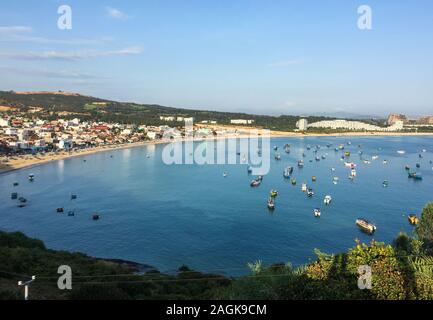 Seascape di Eo Gio Bay alla giornata di sole in Quy Nhon, Vietnam. Foto Stock