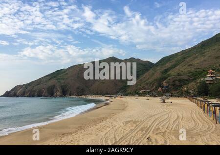 Seascape di Ky Co Beach, Quy Nhon, Vietnam. Negli ultimi anni vi è stato un significativo spostamento verso i settori dei servizi e del turismo in Quy Nhon. Foto Stock