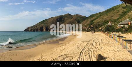 Seascape di Ky Co Beach, Quy Nhon, Vietnam. Negli ultimi anni vi è stato un significativo spostamento verso i settori dei servizi e del turismo in Quy Nhon. Foto Stock