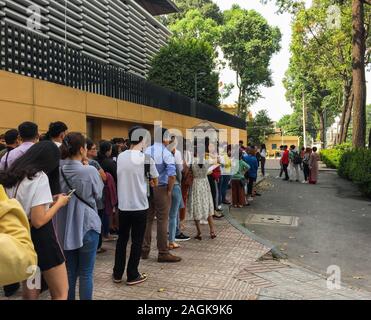 A Saigon, Vietnam - Mar 6, 2019. Linea di persone fino al di fuori dell'Ambasciata del Giappone per i servizi consolari a Saigon (Ho Chi Minh City), Vietnam. Foto Stock