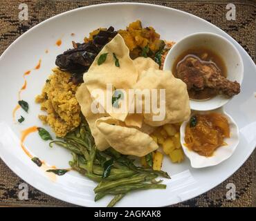 Il piatto con il riso in bianco con set di diversi curry vegetariano, tradizionali dello Sri Lanka il cibo in tempo di pranzo. Foto Stock