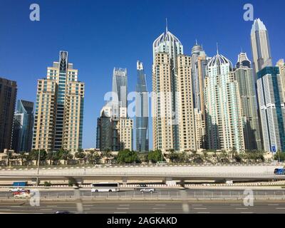 Dubai, Emirati Arabi Uniti - Dic 10, 2018. Edifici alti in aumento in Dubai, EAU. Dubai è una città globale e business hub del Medio Oriente. Foto Stock