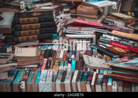 Chengdu, Cina - Luglio 2019 : Pila di libri di seconda mano per la vendita su un mercato di strada Foto Stock