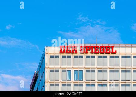 Amburgo, Germania - 3 Agosto 2019: Der Spiegel banner sulla sede della società in Amburgo. Si tratta di un settimanale tedesco news magazine Foto Stock