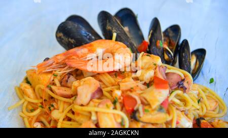 Frutti di mare a base di noodle con vongole e gamberetti per il pranzo. La cucina greca. Foto Stock