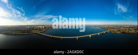 Antenna di vista panoramica sul ponte sud attraverso il fiume Dnieper in Dnipropetrovsk city. Foto Stock