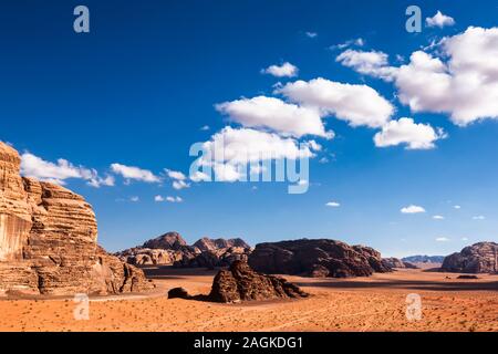 Wadi Rum, paesaggi di deserto sabbioso e vista sulle montagne rocciose erose, Giordania, Medio Oriente, Asia Foto Stock