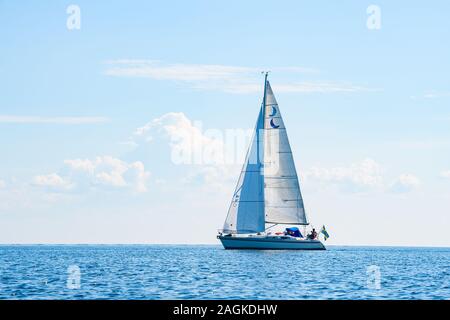 Barca a vela sul Lago Vänern su un soleggiato svedesi il giorno di estate Foto Stock