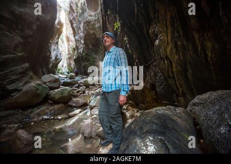 In turistica Avakas Gorge. Distretto di Paphos, Cipro. Famoso piccolo canyon in Sounh Cipro. Foto Stock