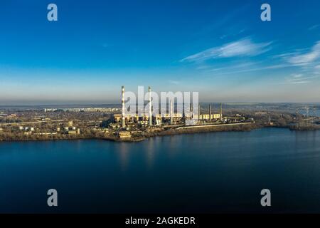 Vista aerea della centrale termoelettrica in città. Zona industriale. Atmosfera, ambiente. Inquinamento dell'aria. Foto Stock