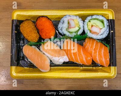 Assortita di delizioso sushi e sashimi per pranzo cena Foto Stock