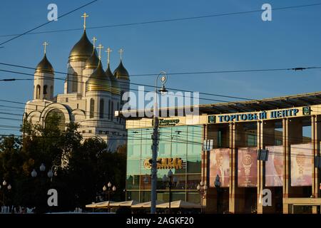 Christ-Erlöser-Kathedrale, Einkaufszentrum, Ploschtschad Pobedy, Siegesplatz, Kaliningrad Foto Stock