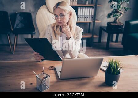 Foto di pensieroso interessati incentrato ceo di lettura contratto preparati a riflettere sugli svantaggi della firma azienda appunti con le mani Foto Stock