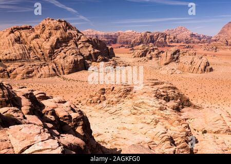 Wadi Rum, paesaggi di deserto sabbioso e vista sulle montagne rocciose erose, Giordania, Medio Oriente, Asia Foto Stock