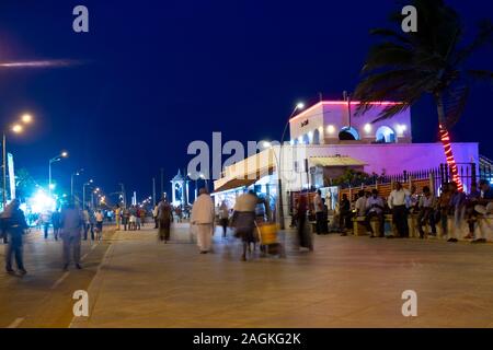 I turisti a piedi fuori Le Cafe sulla strada della spiaggia in Puducherry, Tamil Nadu, India Foto Stock