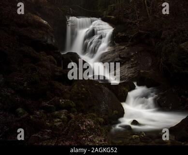 Cascate di Triberg è una delle più alte cascate in Germania in inverno Foto Stock