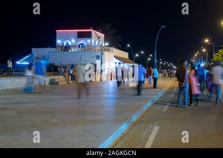 I turisti a piedi fuori Le Cafe sulla strada della spiaggia in Puducherry, Tamil Nadu, India Foto Stock