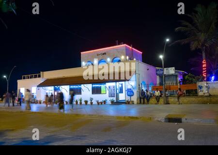 I turisti a piedi fuori Le Cafe sulla strada della spiaggia in Puducherry, Tamil Nadu, India Foto Stock