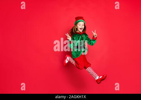 Per tutta la lunghezza del corpo vista la dimensione di Nizza attraente Allegro vivace lieto ottimistica divertente funky contentissimo piccolo pre-teen elf avendo divertimento mostra v Foto Stock