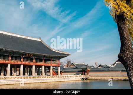 Il Palazzo Gyeongbokgung Gyeonghoeru con stagno a Seoul, Corea del Sud Foto Stock