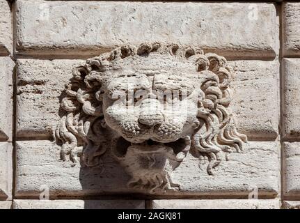 The Lion Un Simbolo Di Forza E Coraggio E Rappresentata In Molte Citta Della Toscana Soggiogati Da Firenze Qui Su Un Bassorilievo Di Montepulciano Foto Stock Alamy