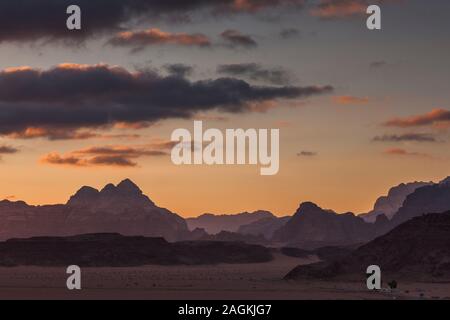 Wadi Rum, paesaggi desertici e vista sulle montagne rocciose, al mattino, Giordania, Medio Oriente, Asia Foto Stock