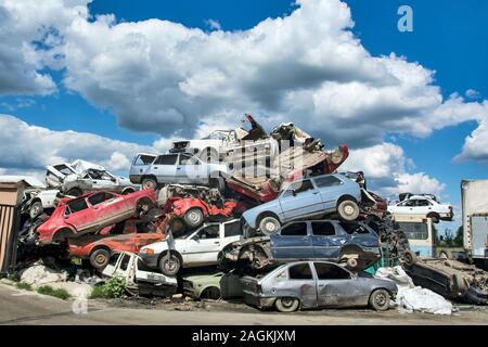 Zabalj, Serbia, Backa, Settembre 10, 2018. Rifiuti di auto con un sacco di automobili in attesa per il trasporto Foto Stock