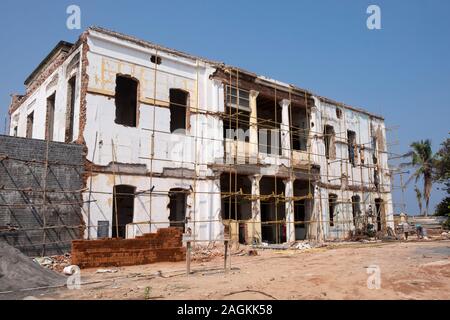 Il ripristino del vecchio edificio sul lungomare in Puducherry, Tamil Nadu, India Foto Stock