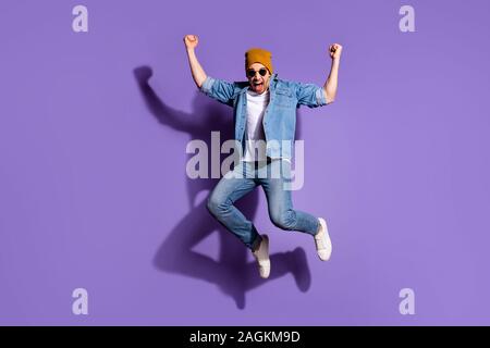 Lunghezza piena dimensione corpo foto di allegro crazy positivo forte urlando gridando uomo con estatico espressione facciale isolate su viola colori vividi Foto Stock