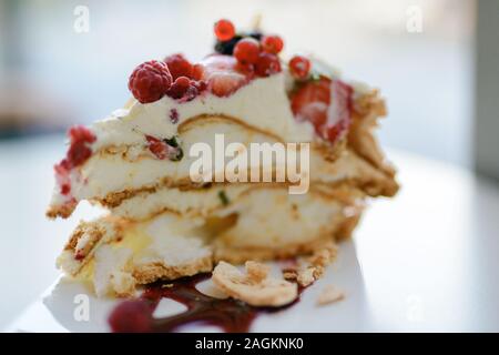 Crostata con le fragole di bosco e crema di mascarpone Foto Stock