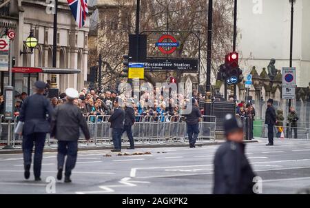 Whitehall, Londra, Regno Unito. 19 dicembre 2019. Le chiusure della strada a Westminster e pesante di polizia di sicurezza come le persone si radunano per guardare la regina accompagnata dal Principe Carlo che arrivano a frequentare lo stato apertura del Parlamento. Credito: Malcolm Park/Alamy. Foto Stock