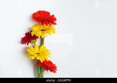 Colorato mazzo di fiori di gerbera su bianco backgrpund. Foto Stock