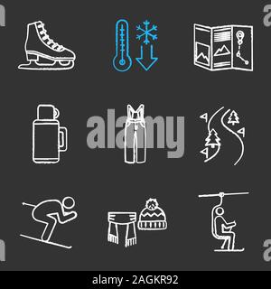Attività invernali chalk set di icone. Il freddo, mappa, thermos, ski route, sciatore, sciarpa e cappello, seggiovia, pattino da ghiaccio. Vettore isolato chalkboard illus Illustrazione Vettoriale