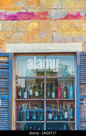 Svuotare le bottiglie di vino essendo utilizzati come elementi decorativi su una finestra di un ristorante ad Ann Arbor, Michigan. Foto Stock